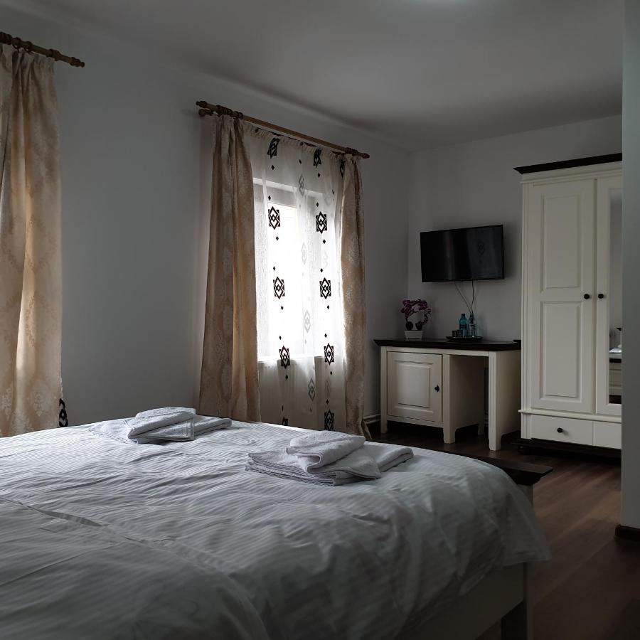 Casa Poenaru Hotel คัมพูลุง โมลโดเวเนสค์ ภายนอก รูปภาพ