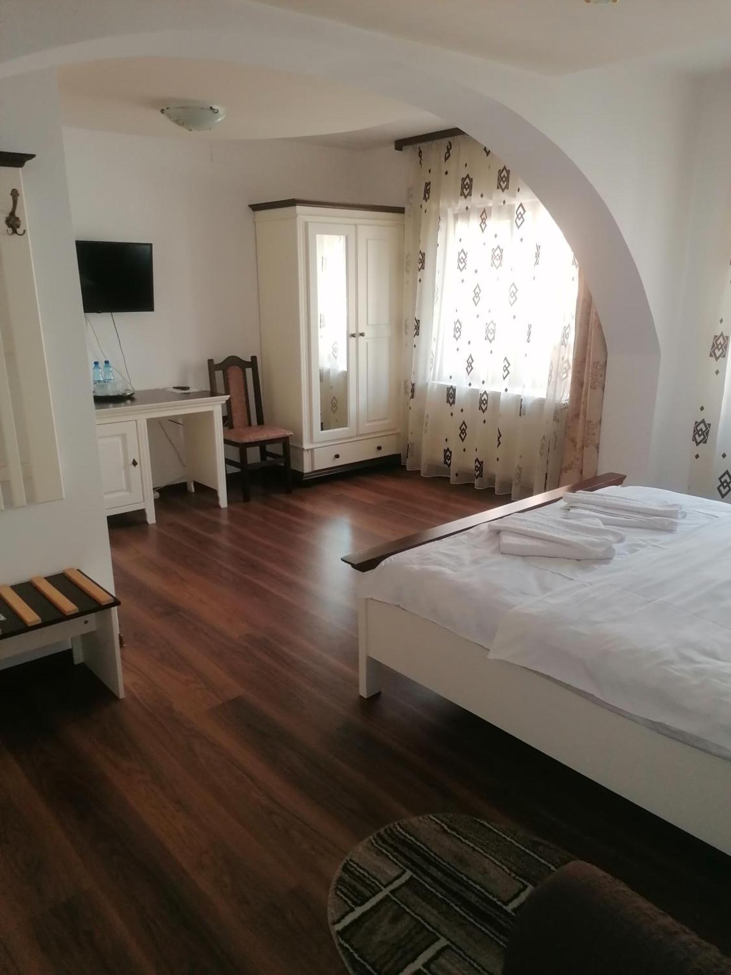 Casa Poenaru Hotel คัมพูลุง โมลโดเวเนสค์ ภายนอก รูปภาพ